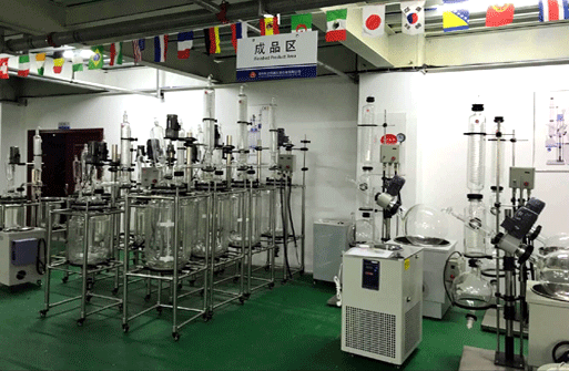 Glass reactors and laboratory equipment in the Keda workshop